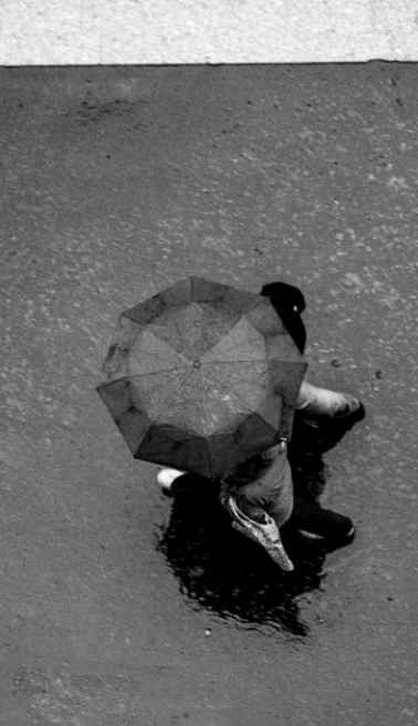 Sous la pluie.